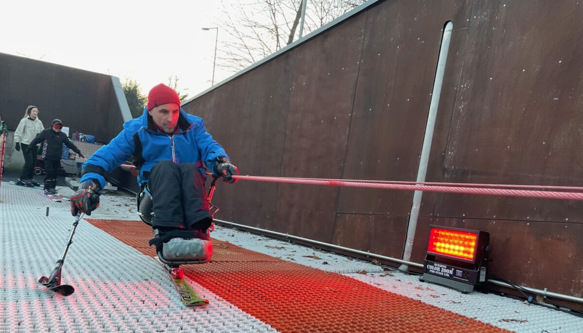 Nincs lehetetlen: új síbobokkal még több fogyatékossággal élő élvezheti a mozgás örömét