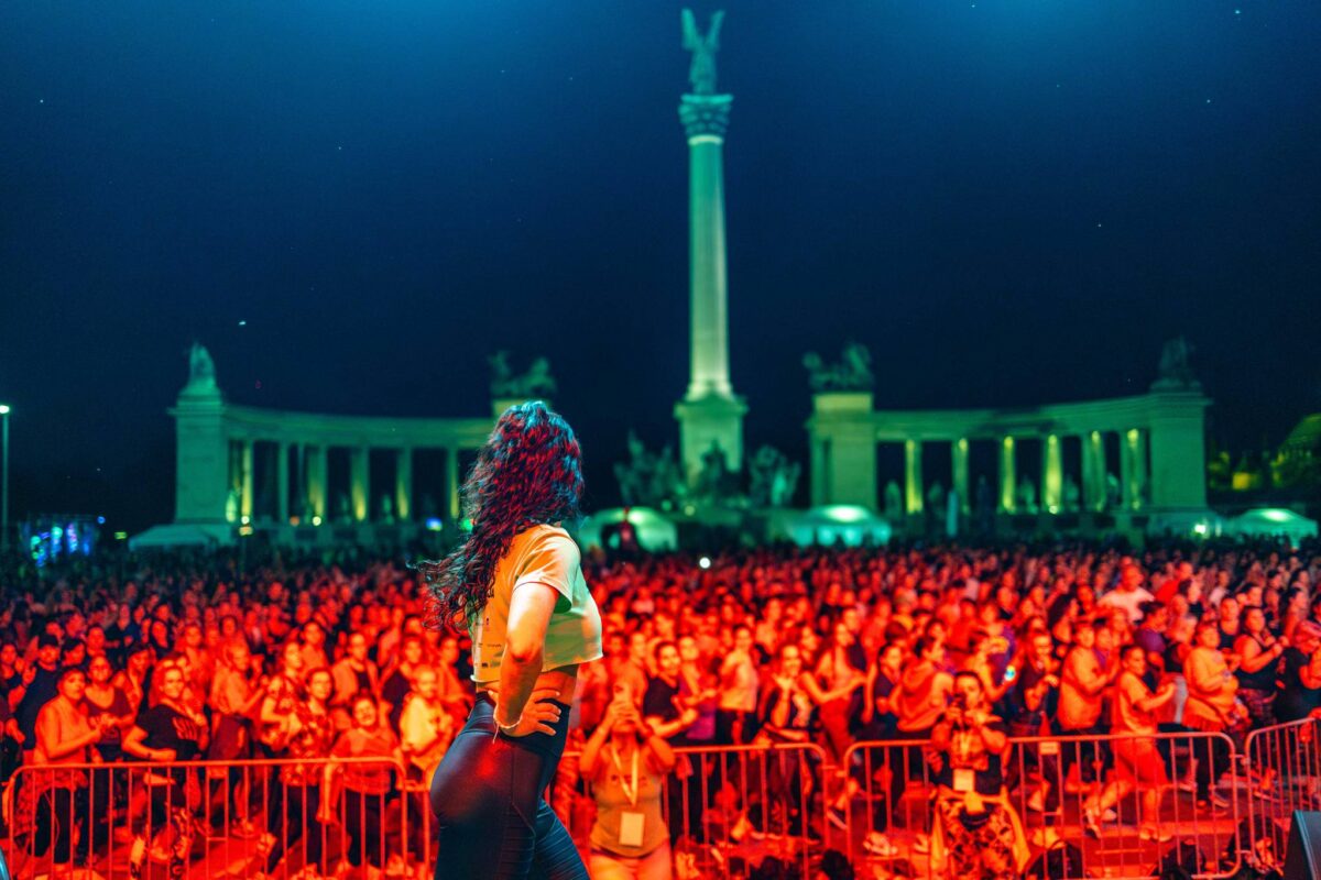 Tömegek sportolnak a Mozgás éjszakáján Budapesten, a Hősök terén