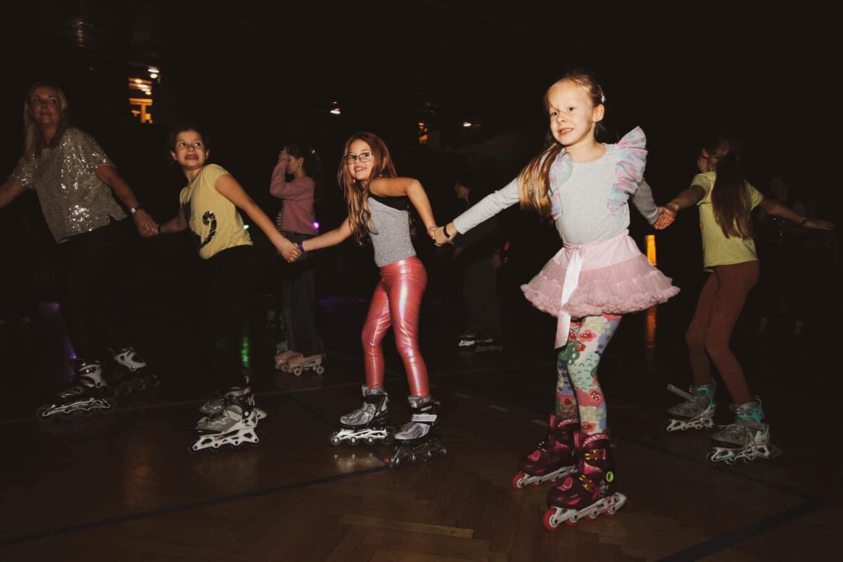 Kisgyerekek koriznak az egyik rollerdisco bulin