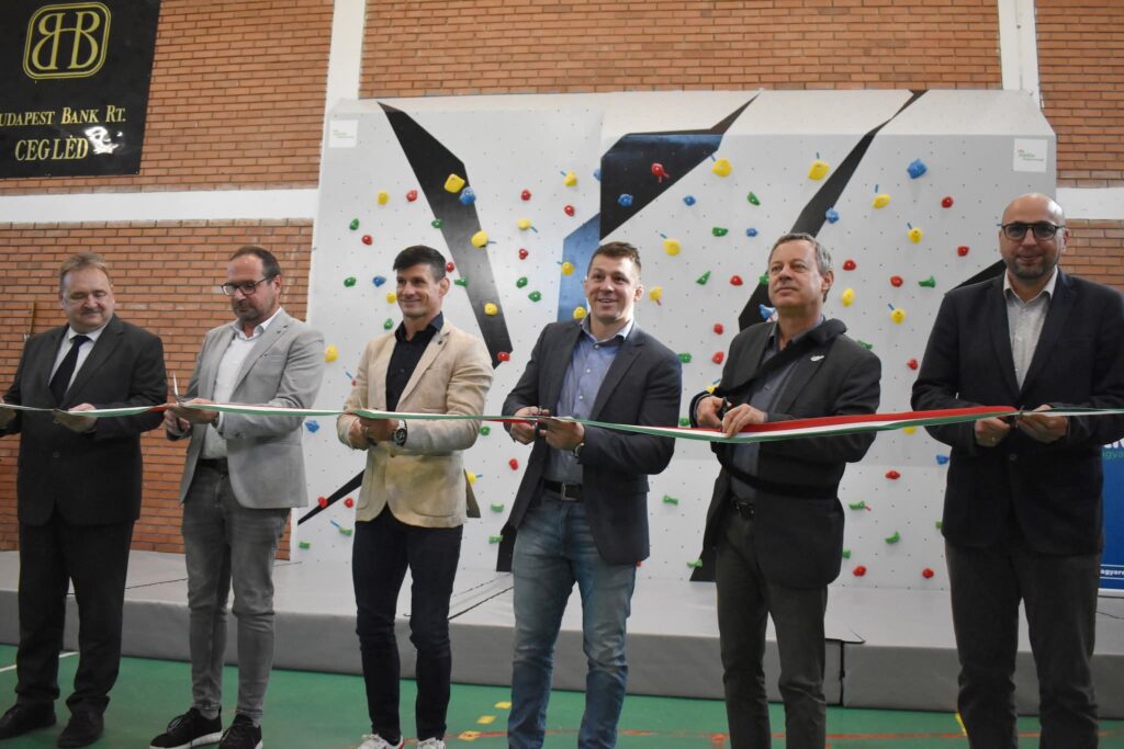 Olimpiai érmesek avatták fel az első iskolai mászófalat Cegléden – indul az országos boulder program