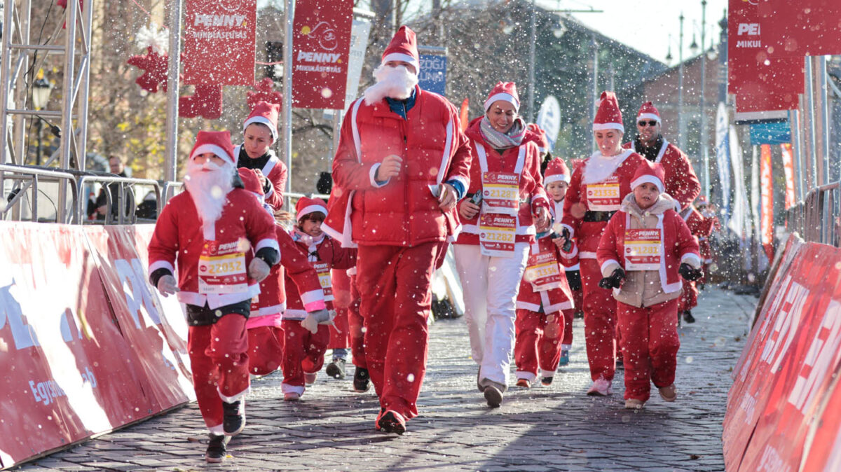 Rekordlétszámú Mikulás lepi el Budapestet: A tél egyik leglátványosabb eseménye jubilál