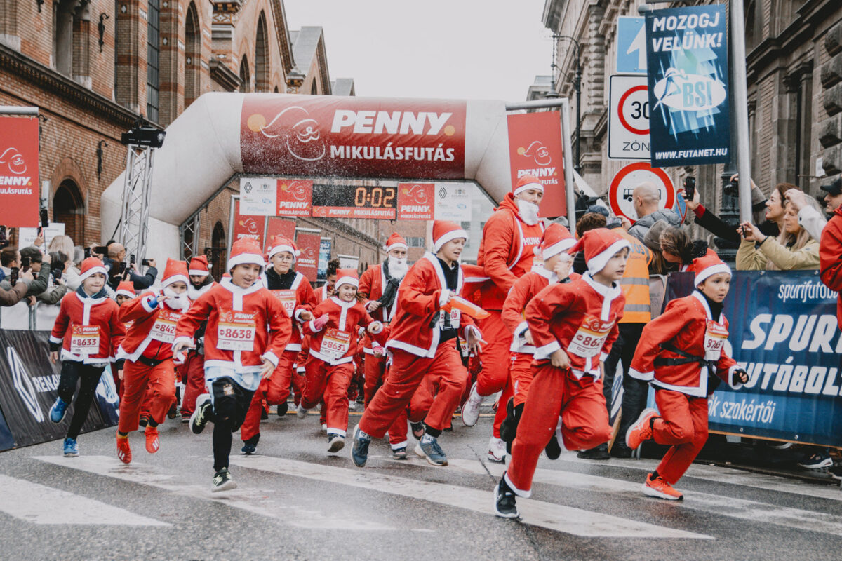 Mikulásfutás: pirosba borult Budapest belvárosa