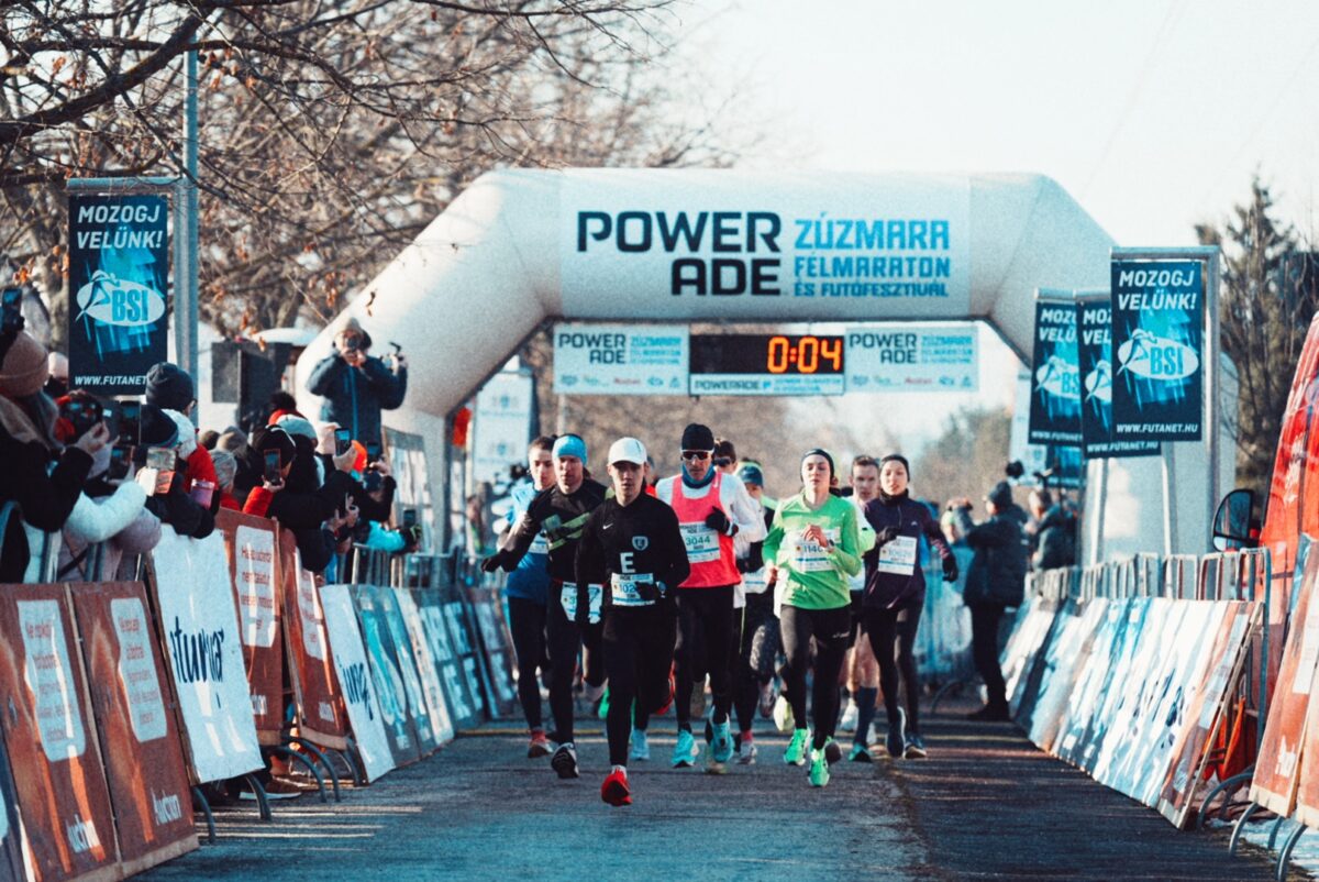 Mínusz 7 fokban rajtolt az ország legnagyobb téli félmaratonja, több ezres tömeg futott a 10. Powerade Zúzmara Félmaraton és Futófesztiválon