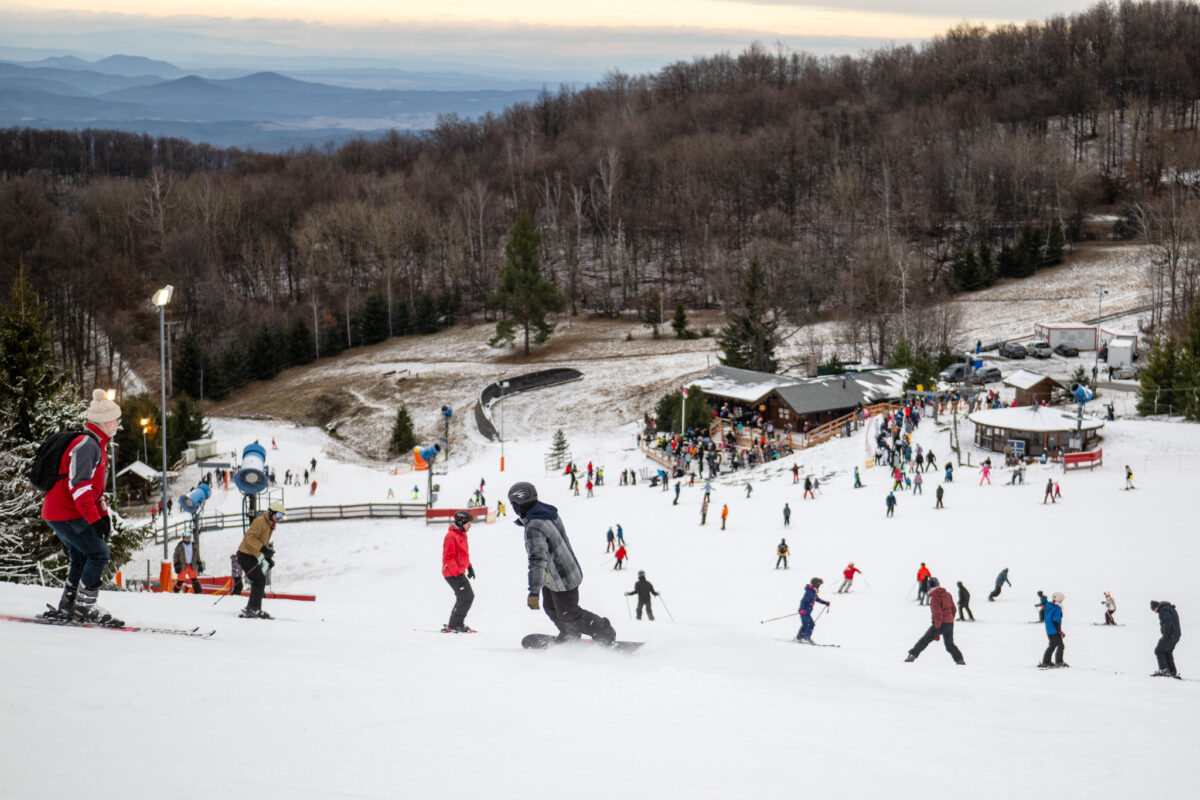 Még nincs vége a síszezonnak: stabil hóviszonyok a Mátrában