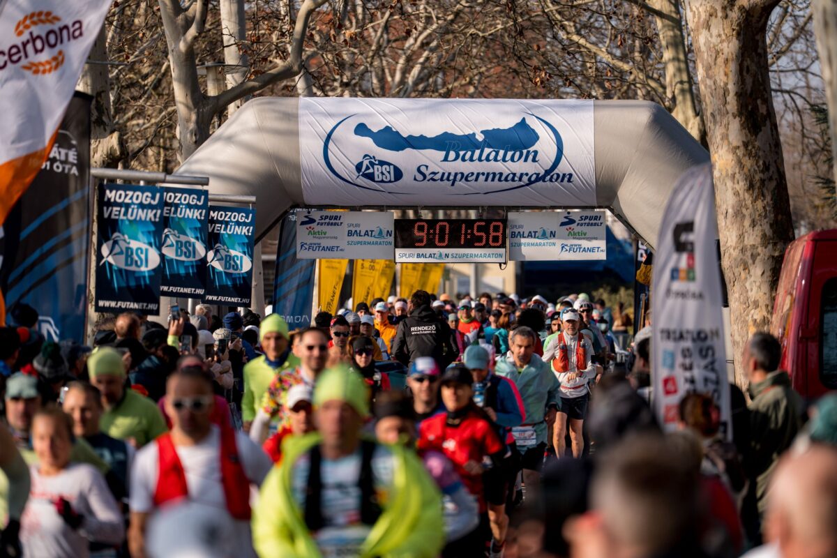 Több ezer fős futókaraván kanyargott a 16. Balaton Szupermaratonon, Bódis Tamás nyerte a 196 km-es távot