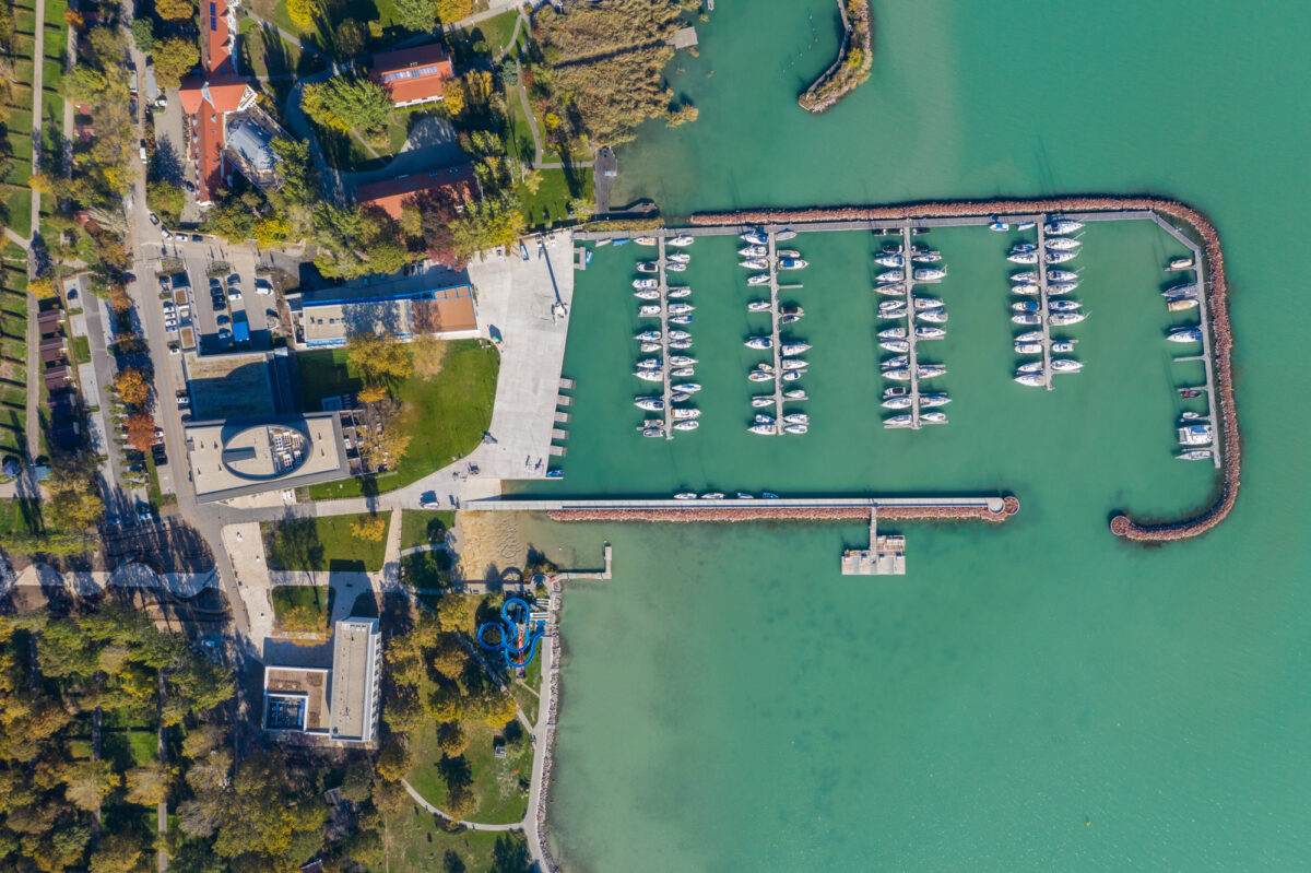 Vitorlázás, kajak, SUP jóga – tavasztól őszig ingyenes vízisport programok a Kékszalag PORT-ban