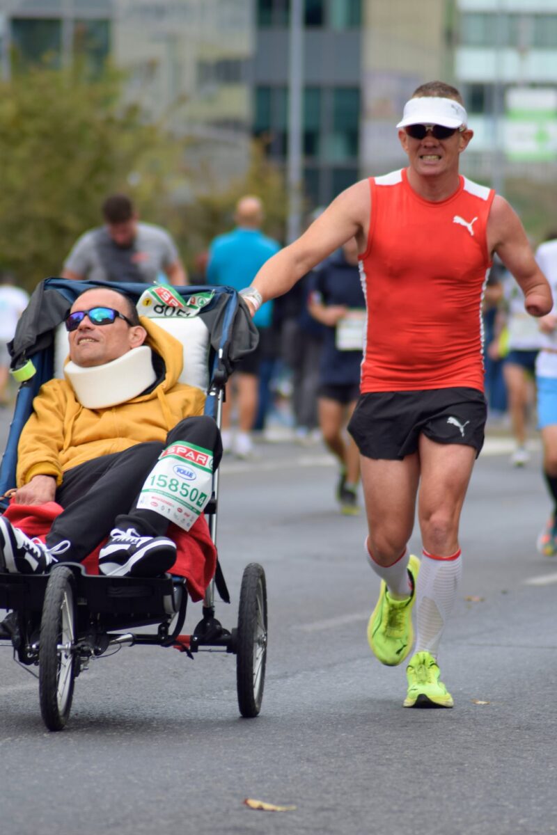 Egy karral 51 kilométert tolja kerekesszékes barátját a világbajnok paralimpikon